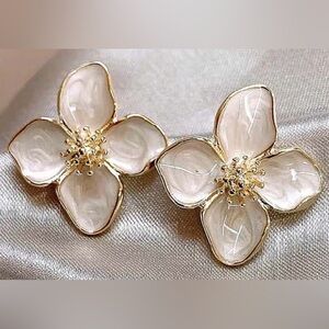 Fashion Jewelry Cream Petal Flower Stud Earrings - Gold Trim
